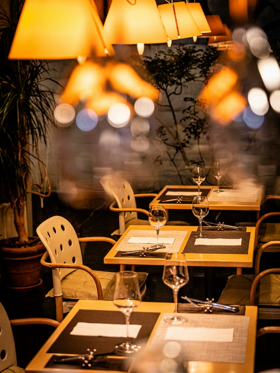 天井が高く開放感のある店内