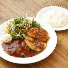 ボリューム満点『ハンバーグデミソースとチキンバーボン焼き』