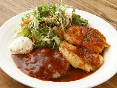 ボリューム満点『ハンバーグデミソースとチキンバーボン焼き』