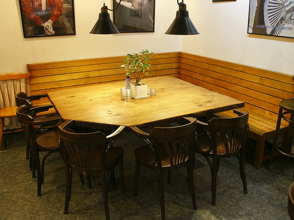 ベンチシートのテーブル席