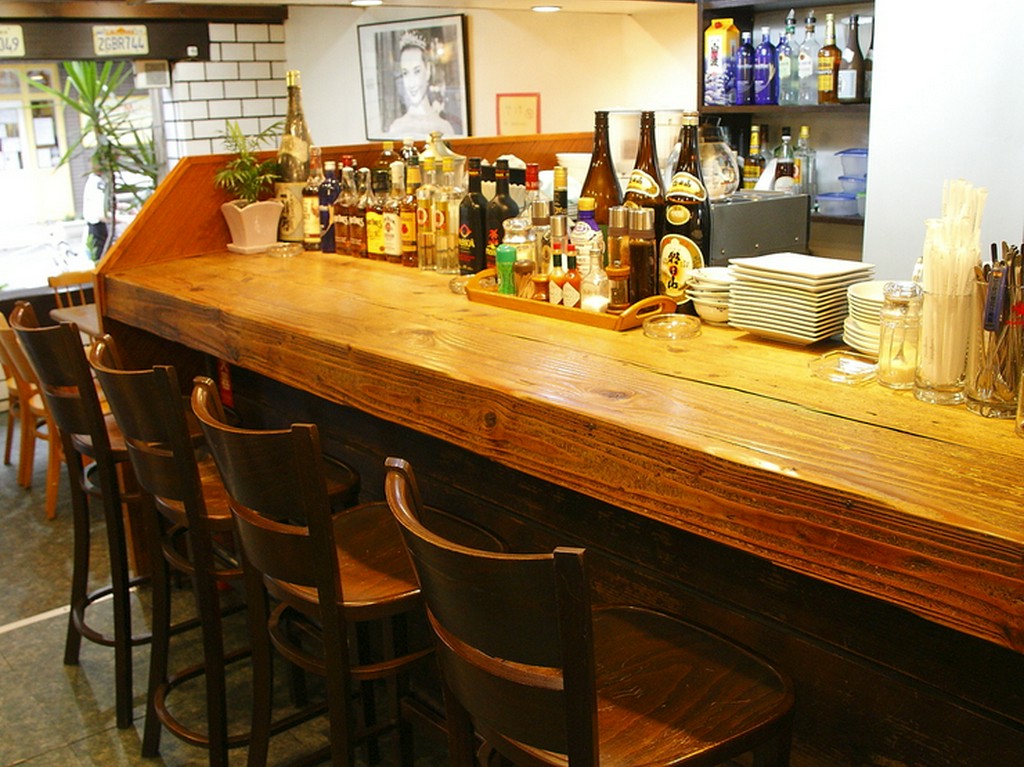 満席のときが多い人気のカウンター席