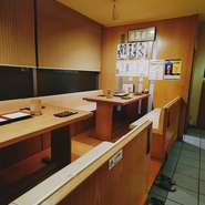 本館テーブル席はソファー席です　注意：4名様以下のご利用は出来ません