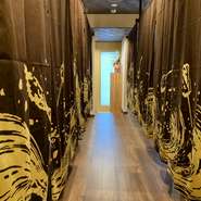 半個室型テーブル席　（４名席・6名席・8名席・12名席でご利用、18名以上で貸切OK最大20名まで）