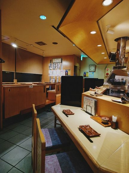 職人たちの調理風景をみながら、串かつを楽しめます。