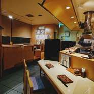 店内にはカウンターが12席。串かつ職人たちが調理をする様子を見ながら、食事が楽しめます。一品料理も充実しているので、ぜひおすすめを訊ねてください。