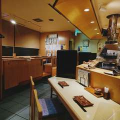 職人たちの調理風景をみながら、串かつを楽しめます。