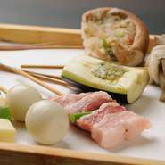 エビやブタなどの定番メニューをはじめ、旬の素材を使った串かつが11本。一番人気のコースです。