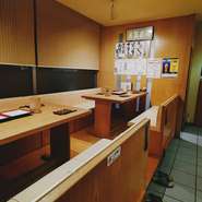 店内には4～6名がけのテーブル席が2つ。最大12名までの宴会や接待に利用できます。