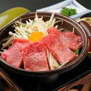 近江牛や旬の野菜を、和風ダシで蒸し焼きに。ポン酢をかけていただきます。