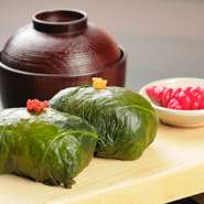 熊野や吉野地方の郷土料理で、タカナの浅漬けでくるんだおむすび。滋賀では珍しい味も楽しめます。