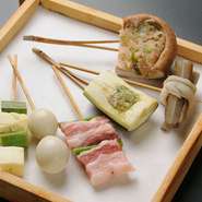 素材はもちろんのこと、油やパン粉にまでこだわっています。お客さんが食べるペースを見計らって、順番に気を配りながら揚げています。京都の塩山椒をはじめ、自家製のソースやポン酢で召し上がれ。