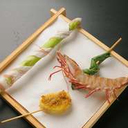 串かつは素材の良さをいかす料理なので、素材へのこだわりは格別。産地は特定せず、季節ごとにベストな土地で収穫されたものを、毎朝取り寄せています。