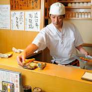 おいしい料理の最良のスパイスは、心地よい環境で食事を楽しめること。おなじ空間にいるお客さん同士が、快適に過ごしてもらえるような雰囲気づくりに心を配っています。