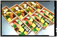 にぎりにおかずが付いたお手ごろなお弁当です。