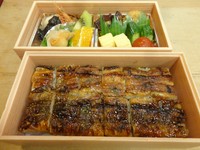 穴子の箱寿司が1人前入ったお得なお弁当です！