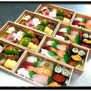 にぎり(上）におかずが付いたお手ごろなお弁当です。
ご予算によりトロ入りに変更もできます。