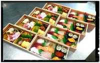 にぎり(上）におかずが付いたお手ごろなお弁当です。
ご予算によりトロ入りに変更もできます。