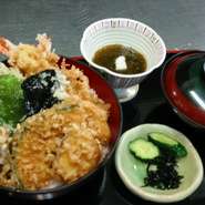 ボリュームたっぷり！内容は（どんぶり、香の物、にゅうめん又はお吸い物ともずく）