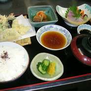 ランチの定番。内容は（天ぷら、刺身、一品、ごはん、お吸い物、香の物）