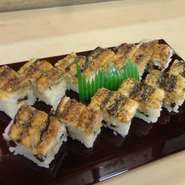 兵庫県明石産の穴子を、炭火でふっくら焼き上げています。炭火の香ばしさが活きた一品。四国中央市の名店である【吉左右】さんから受け継いだ、当店自慢の料理です。