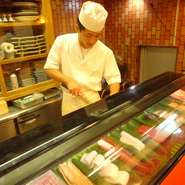 一期一会を心に留め、お客様をお迎えしています。お好みのものや、食べられないものを仰っていただいた場合にはアレンジを。当店での時間を、満足のゆくものにしていただきたいのです。
