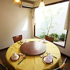 フォーマルなお食事や接待などには個室2室（8名用12名用）有り！