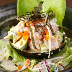 女性に人気の『鶏とアボカドのタルタル』白ワインに合います