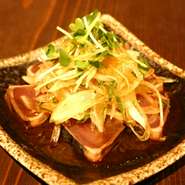 脂の乗った旬の鰹にやくみ野菜をたっぷり乗せて自家製ポン酢をかけました