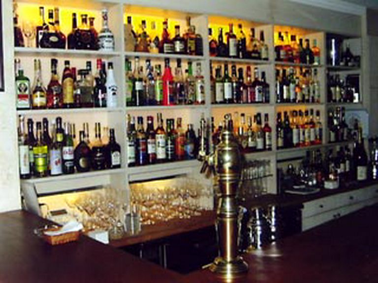 種類豊富なウィスキーやカクテル