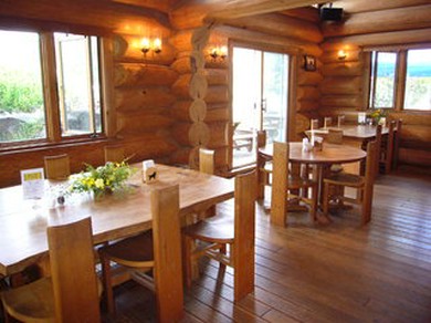 ジャズが流れる広々としたログハウス。窓からの眺望も好評です