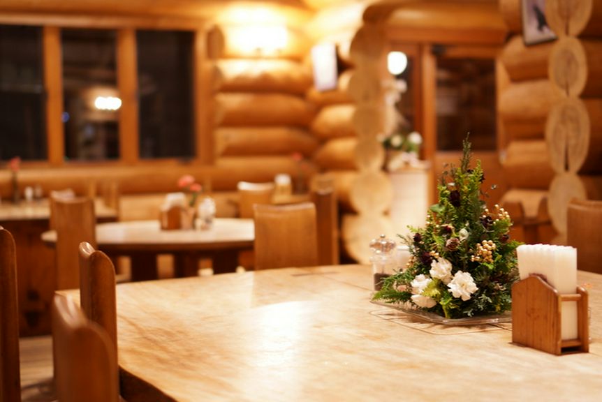 京都北山杉が香る本格ログハウス。大自然の中でお食事をどうぞ