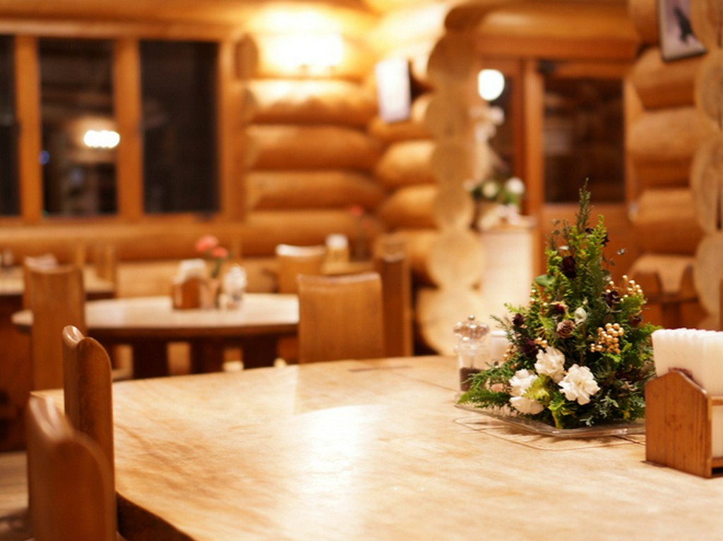 京都北山杉が香る本格ログハウス。大自然の中でお食事をどうぞ