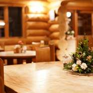 ログハウスならではの落ち着いた空間で、ゆっくりとお食事をお愉しみ頂けます。広々としたテーブル席や、夏はウッドデッキのお席も好評です。地産のお野菜なども豊富にご用意しております。