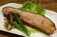 大人気の自家製ベーコンを厚切りステーキで贅沢に。裏メニューなので「ヒトサラで見た」とお伝え下さい。
