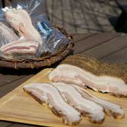 信州産の豚を使用した自家製ベーコンはお土産やギフト用としてもお買い求めいただけます。