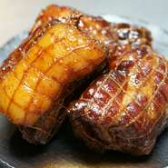 信州産の豚を自家製の特製タレで長時間じっくりと焼き上げました。オードブルやチャーシュー丼などにどうぞ