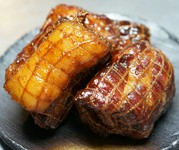 信州産の豚を自家製の特製タレで長時間じっくりと焼き上げました。オードブルやチャーシュー丼などにどうぞ