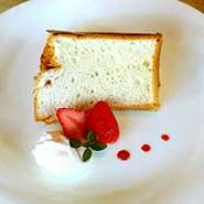 バニラビーンズの甘い香りが口の中で優しく広がる白いケーキです。