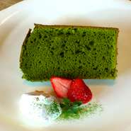 抹茶の風味と香り高い味わいが広がり、あんこの甘みが軽く美味しさを引き立てます。