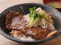 みそ汁付き
ランチセット対象
国産黒毛和牛サーロインを使用(主に田島牛)を使用した贅沢なステーキ丼です。
*こちらのランチセットは、ライス・パンは選べません