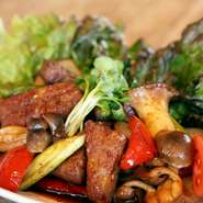 みそ汁付き
ランチセット対象
国産黒毛和牛ロースと新鮮な野菜を、当店自家製焼肉のタレでからめました。