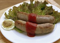 肉汁がたっぷりでジューシーなステーキハウスのソーセージ。ライスorパン、サラダ、コーヒー付き+350円