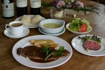 当店のステーキ用精肉は全て個体識別番号付、国産黒毛和牛を使用。安心してお召し上がり下さい。