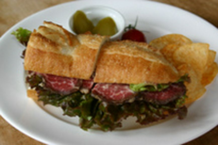 自家製ローストビーフのサンドイッチ