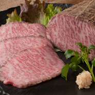 『ローストビーフ』に使う牛肉は、品質もさながら、使う部位からさばき方にいたるまでこだわって選び、つくっています。どの部位を使っているかは企業秘密。納得のおいしさ、甘みを満喫してください。