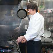 当店には、旅行の方や近隣に別荘をお持ちの方が足を運んでくださいます。観光地だからこそ気軽に立ち寄れて、かつ納得いただける、思い出に残る料理をお出ししたい。いつも、この思いを胸に料理と向き合っています。