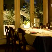 おしゃべりが弾む女子会には、気兼ねなく利用できる個室の予約がおすすめ。ワインにあうおいしい料理と、甘いもの好きにはうれしい日替わりデザートが充実しています。