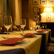 ダークブラウンを基調とした落ち着いた雰囲気の店内で楽しむくつろぎのディナータイム。開放感のあるテーブル席やお庭の見える個室など、シーンによって選べることも魅力です。