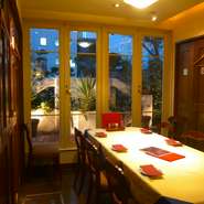 赤坂見附駅から徒歩2分、地上7階という立地でありながら、お庭に囲まれた爽快感のある店内。人数にあわせ利用できる個室からは、ライトアップされたお庭を眺めることができ、ゆったりと過ごせます。