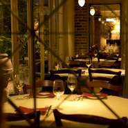 おいしい料理と上質なワイン。そして、都会のオアシスのような店内と、三拍子そろったレストラン【月の市場】。アラカルトメニューも充実しているので、会社帰りのデートにも利用しやすいのが魅力です。